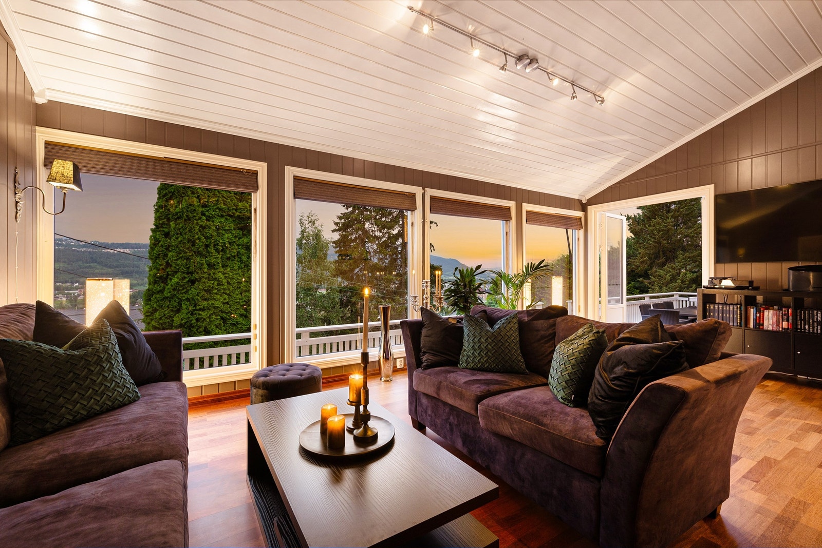 Her kan kveldene nytes i en hyggelig sofagruppe. Galleribilde