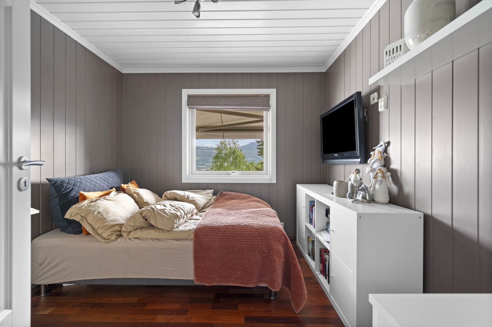 Alle boligens soverom er romslige, med god plass til å innrede etter eget ønske og behov. Galleribilde