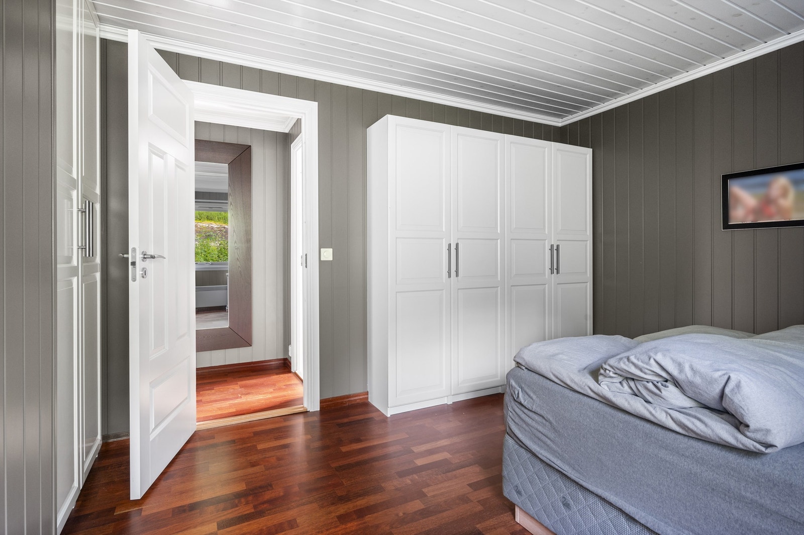 Det er også god oppbevaringsplass i et romslig garderobeskap. Galleribilde