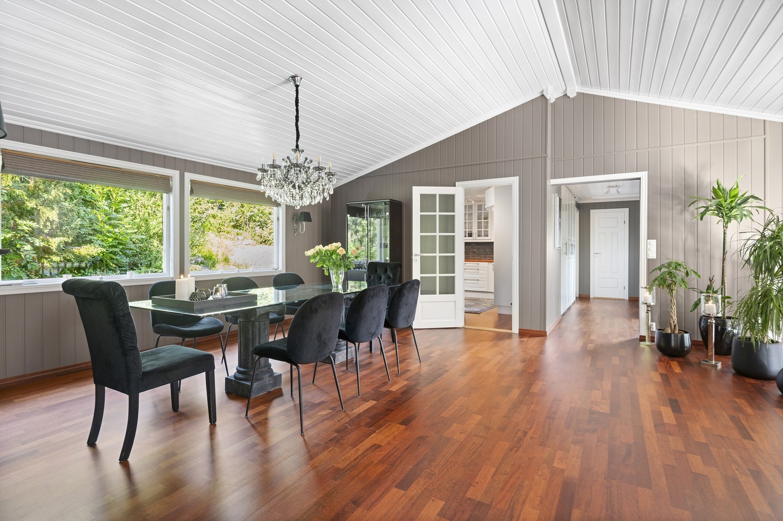 En liten trapp opp fra stuen finner du en romslig spisestue. Galleribilde