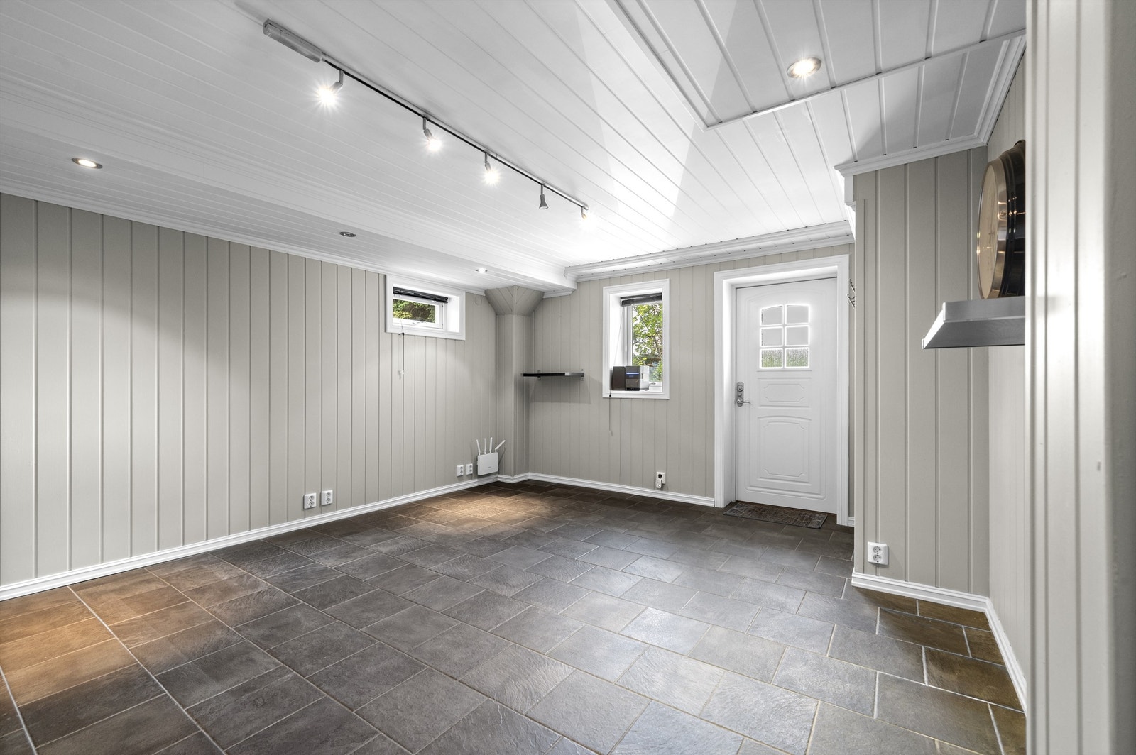 I 1. etasje finner du også et ekstra rom som kan innredes etter behov. Her kan man romme det meste av møbleringsønsker som stue, kjøkken, kontor etc. Det er egen inngang. Galleribilde