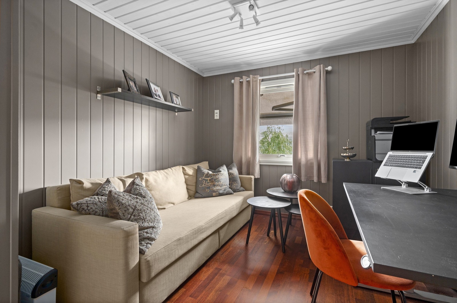 Soverommene passer ypperlig som barnerom, gjesterom eller kontor med gode oppbevaringsmuligheter. Galleribilde