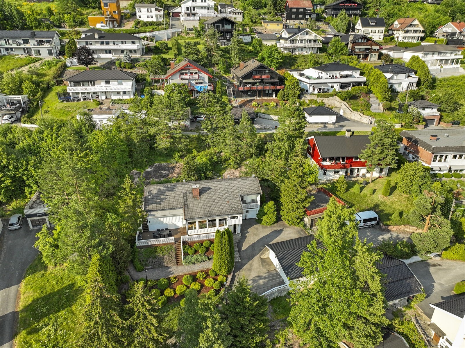 Eiertomt på 1 354 kvm. Tomten er en skrånet. Galleribilde