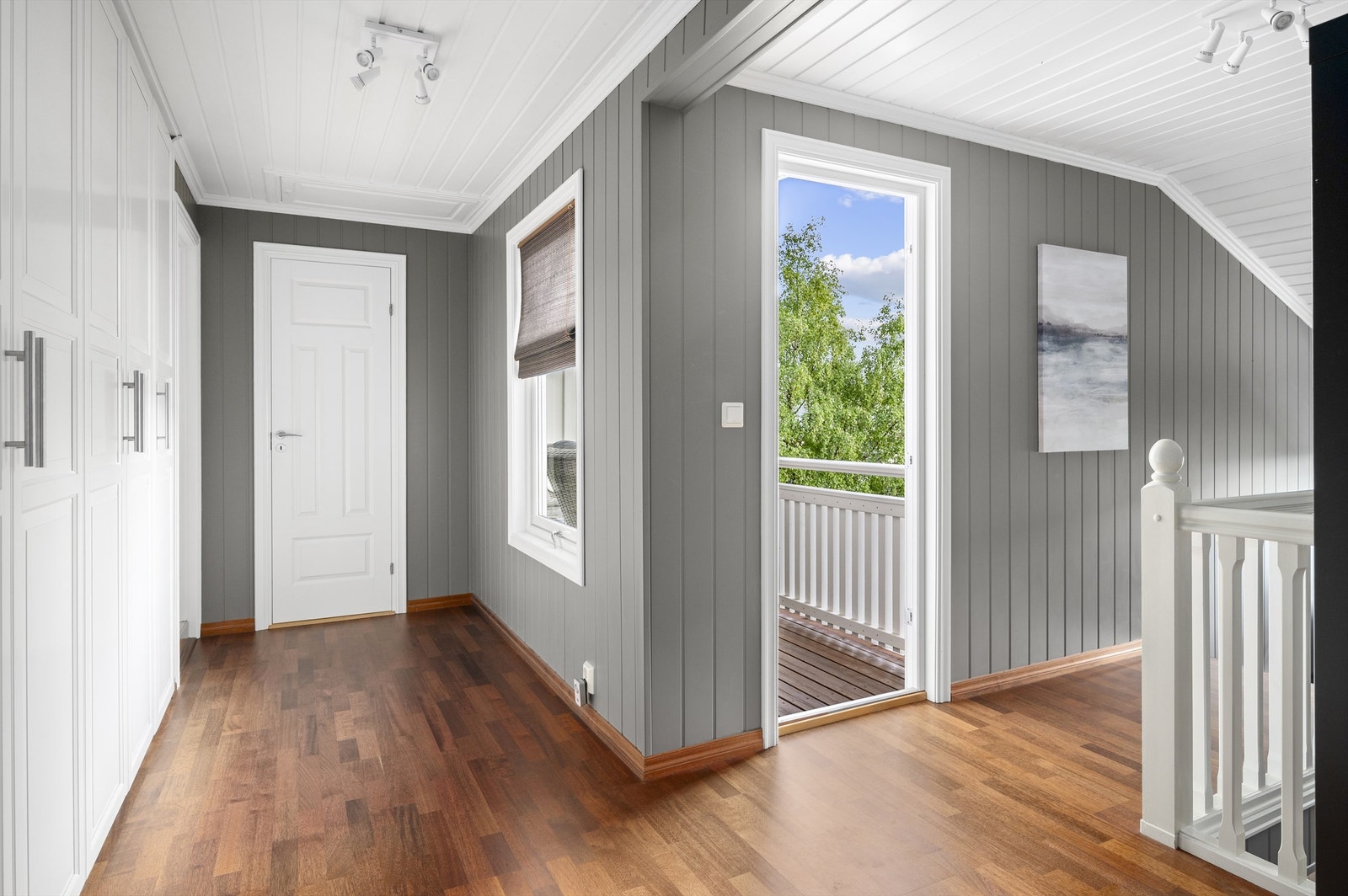 Ved trappen som fører ned til 1. etasje har du adkomst til en hyggelig balkong, baderom og et separat toalettrom. Galleribilde