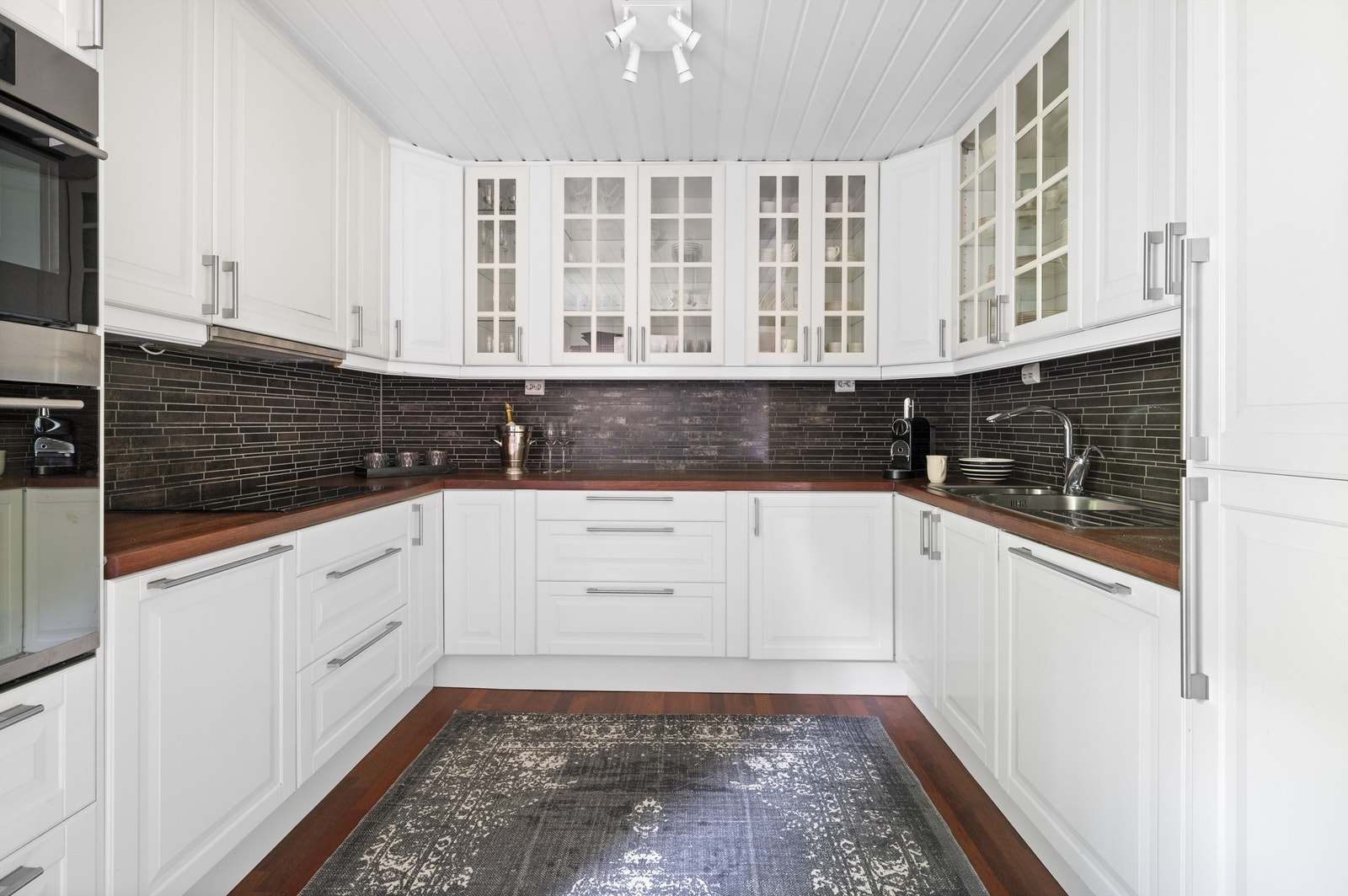 Kjøkkenet er for mange det viktigste rommet i hjemmet. Her er kjøkkenet er holdt i en praktisk og sosial delvis åpen kjøkkenløsning mot stuen. Galleribilde