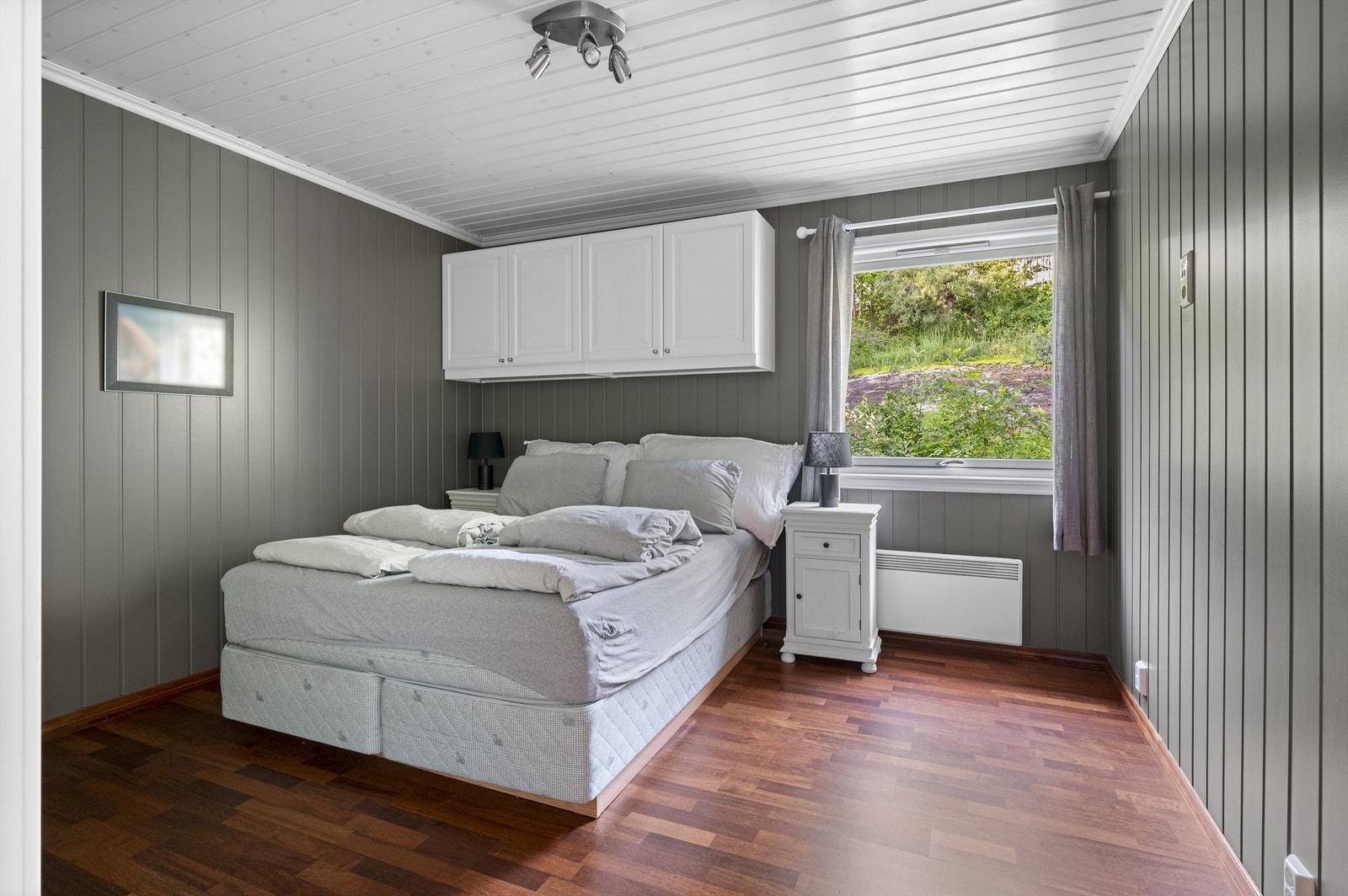 Hovedsoverommet er av god størrelse og kan enkelt innredes med dobbeltseng og tilhørende nattbord. Galleribilde