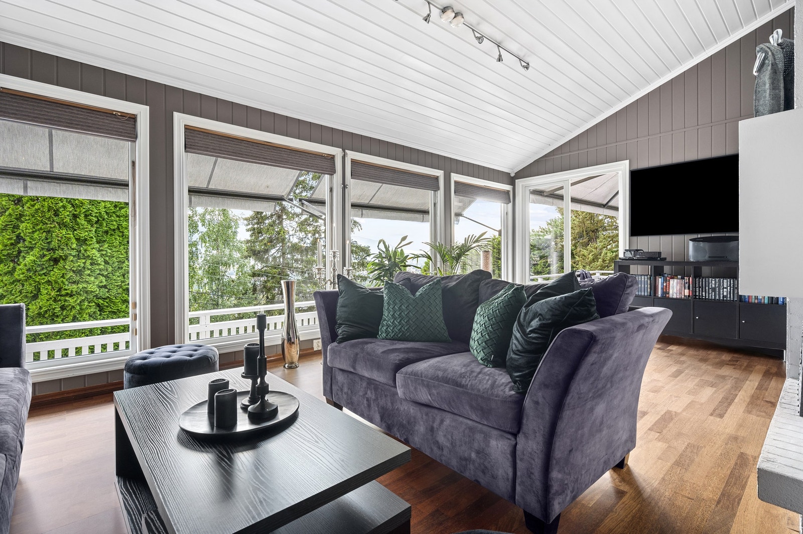 Boligen er holdt i lyse og delikate nyanser, som sammen med store vindusflater og rikelig med lysinnslipp skaper en lys og luftig atmosfære i boligen. Galleribilde