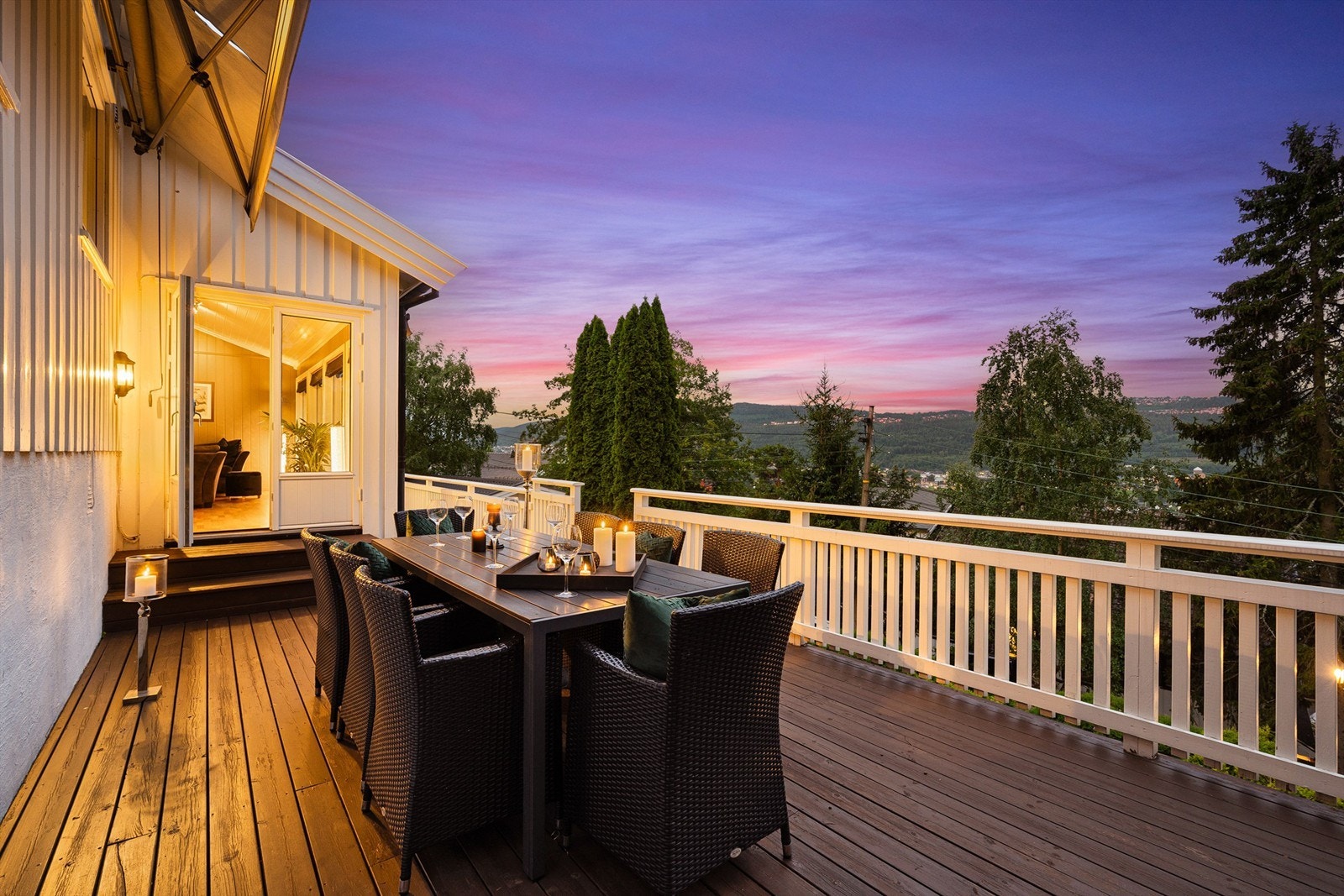 Fra stuen er det adkomst ut til husets romslige terrasse. Galleribilde