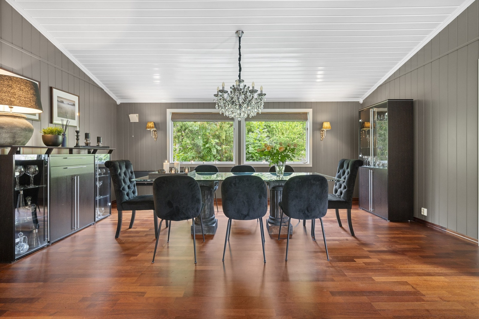 Her er det god plass til å møblere med et spisebord med gode muligheter for å invitere venner og kjente på middagsselskaper. Galleribilde