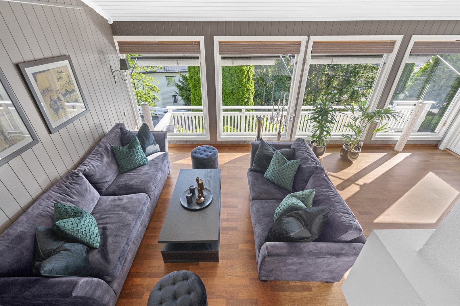 Boligens stue er svært romslig og kan følgelig enkelt innredes med en hyggelig sofagruppe med tilhørende sofabord og annet stuemøblement etter eget ønske og behov. Galleribilde