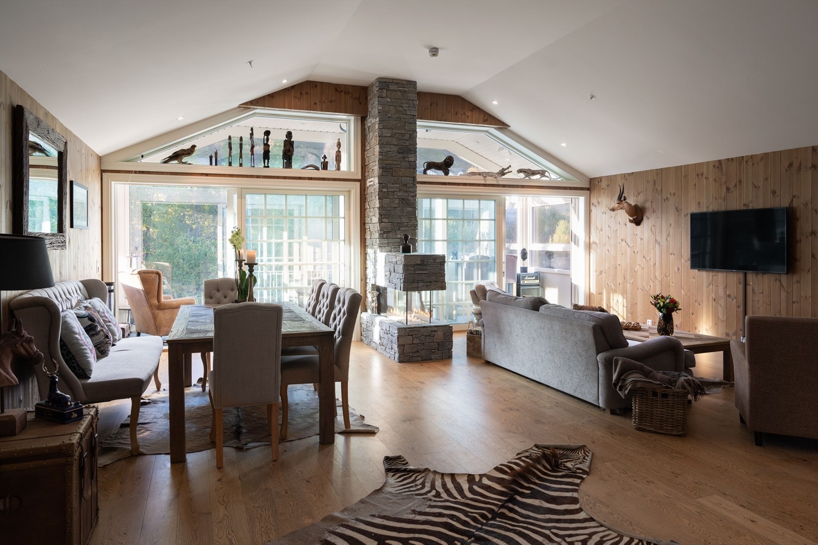 Stor stue med romslig takhøyde Galleribilde