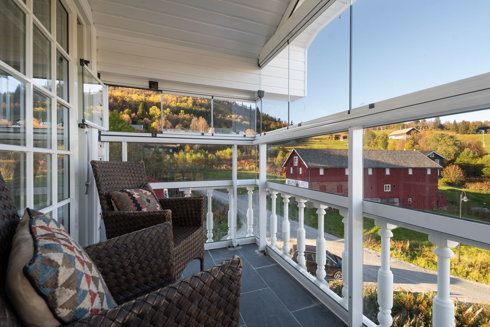 Innglasset balkong med utsikt mot Slåttajordet Galleribilde