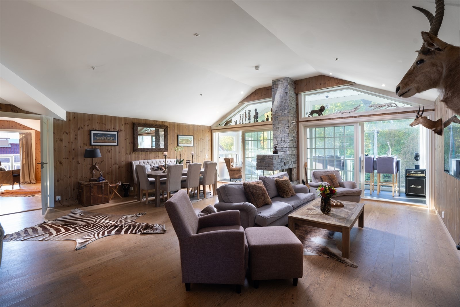 Romslig stue med god takhøyde og flere soner Galleribilde