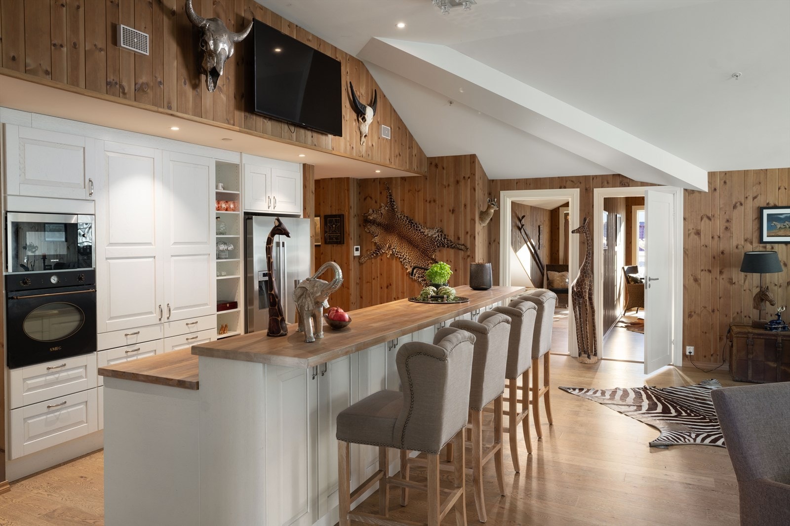 Kjøkkenet har godt med oppbevaringssplass Galleribilde