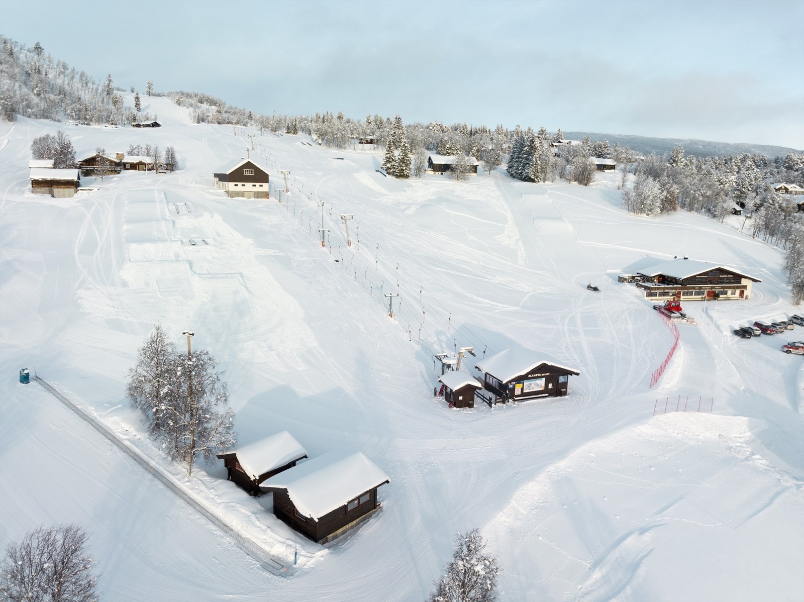 Slåttajordet er nærmeste skiheis - her er også skiskole, skiutleie og kafé/varmestue Galleribilde