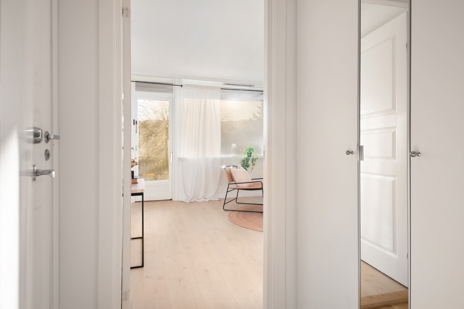 Entré/gang med ny Ikea-garderobe. Galleribilde