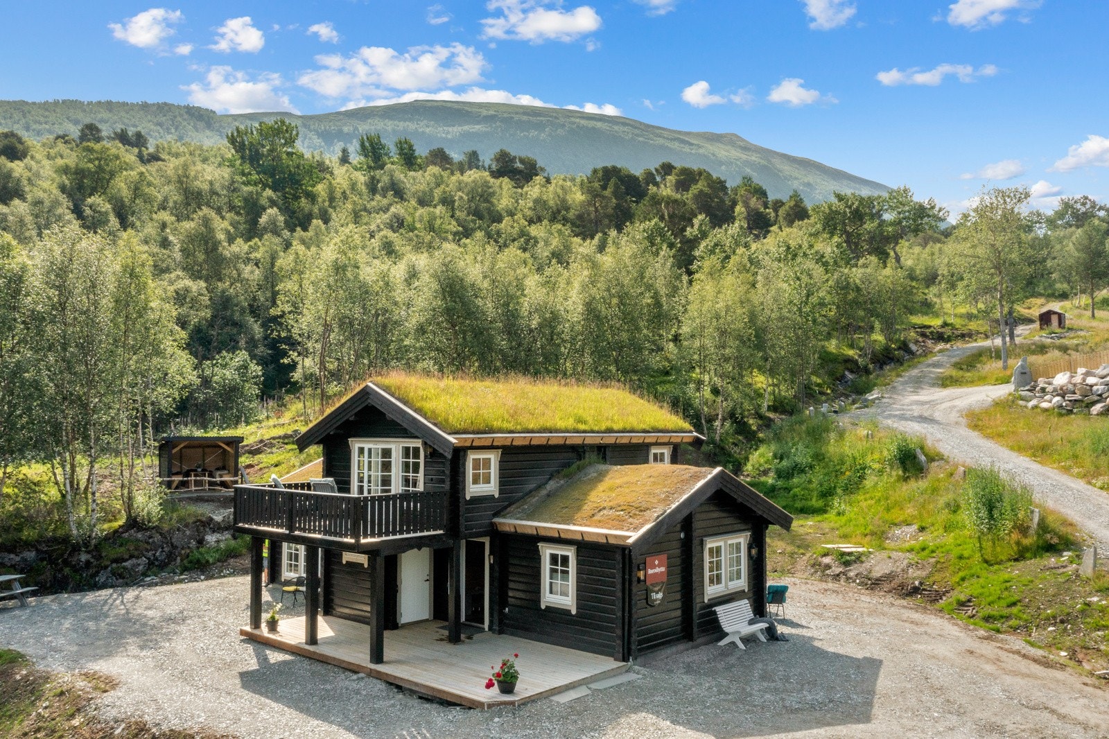 Flat tomt med potensiale og god plass til parkering av flere biler Galleribilde