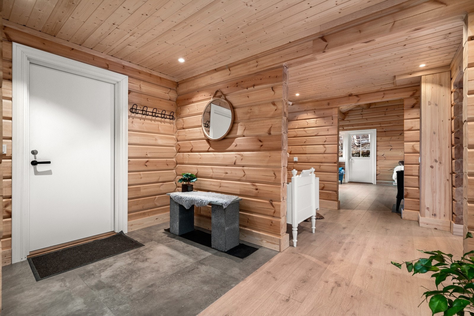 Romslig gang med spottbelysning i himling og varme i gulv Galleribilde