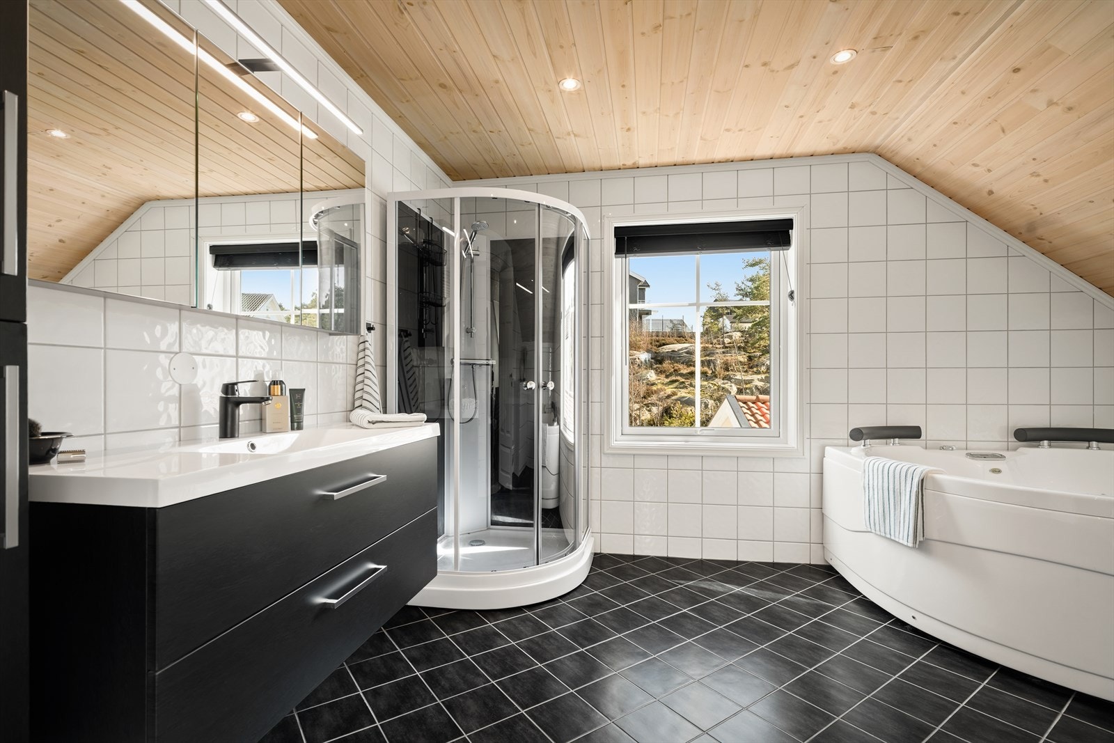 Badet i 2. etasje inneholder romslig innredning med nedfelt servant, skuffer og høyskap. Galleribilde