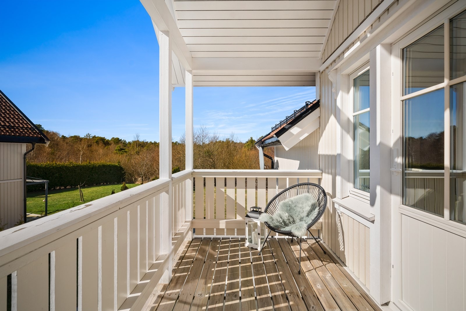 Hyggelig overbygget balkong i 2. etasje. Galleribilde