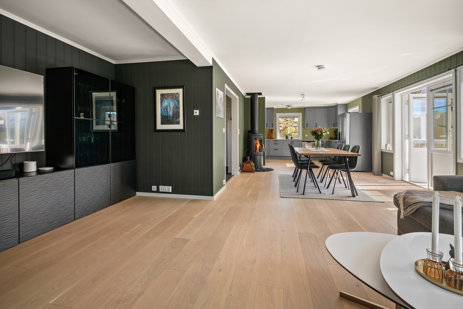 Vel inne ligger en åpen stue- og kjøkkenløsning, store vinduer med mye lysinnslipp og god plass til hele familien. Galleribilde