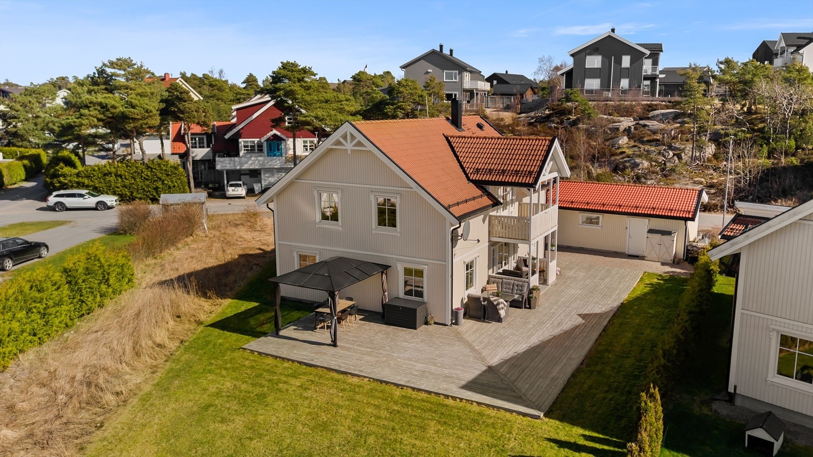 Huset er en tradisjonell halvannen etasjes bolig, og inneholder blant annet to stuer, to bad, nytt kjøkken og 4 soverom. Galleribilde