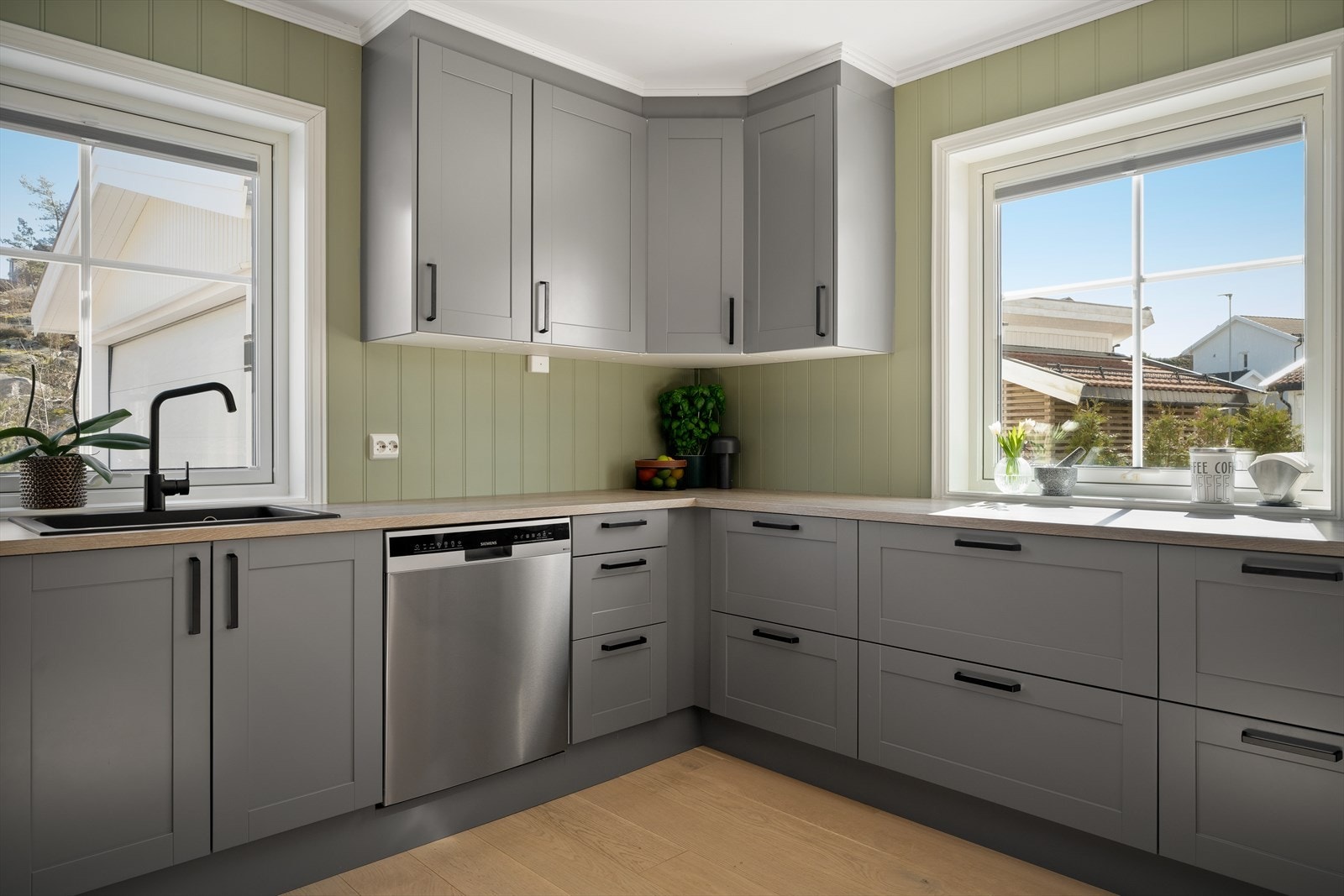 Kjøkkenet fremstår som både tidløst og moderne, en god miks av skap- og skuffeplass, samt gode arbeidsflater på romslig kjøkkenbenk. Galleribilde