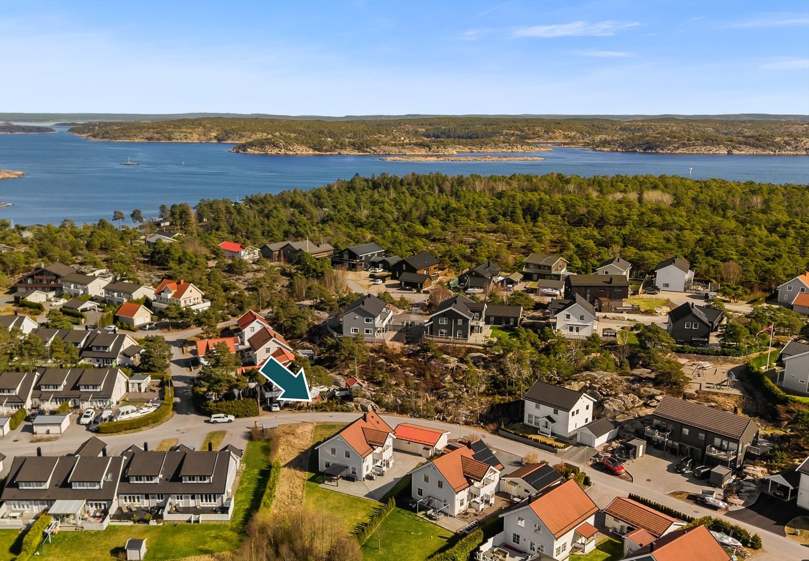 DNB Eiendom ved Lene Marie K Bjerkeli presenterer denne fine boligen i Tømmerholtet 19 på Asmaløy. Galleribilde