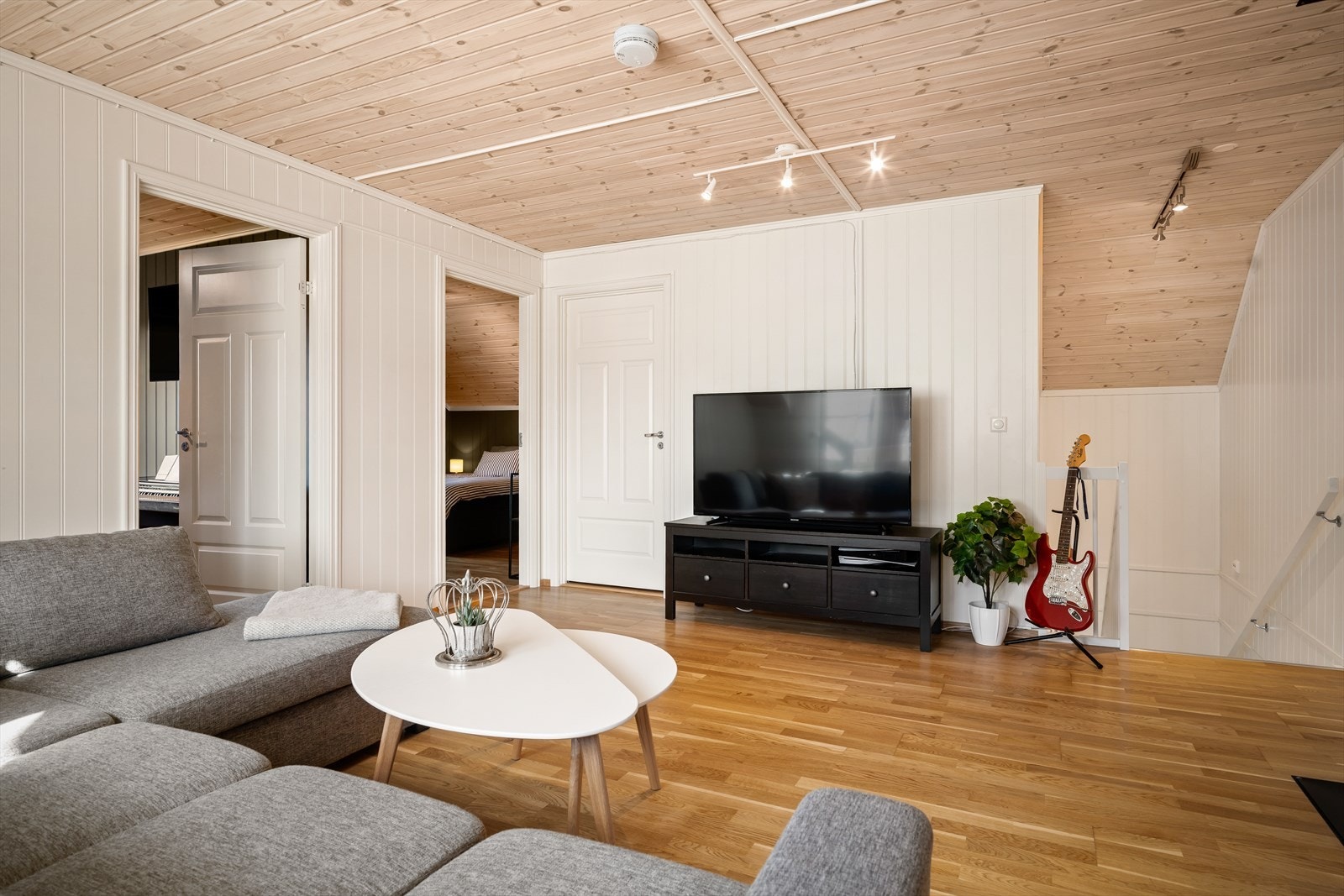 2. etasje har gjennomgående standard med klassisk parkett på gulvene og panel i himlingen. Galleribilde