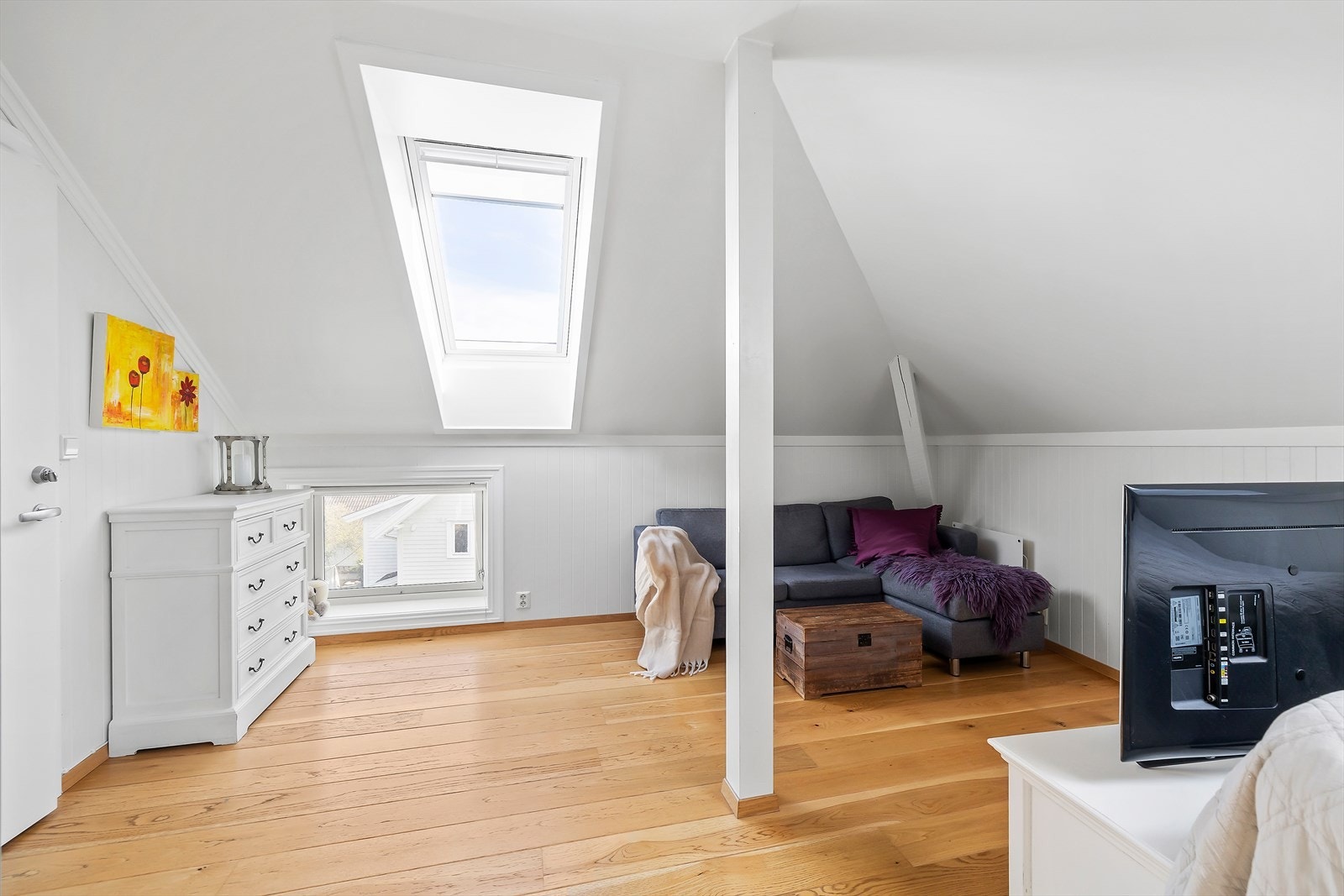 Hybel/soverom med åpen stue- og kjøkkenløsning, og god plass til en stor seng. Galleribilde