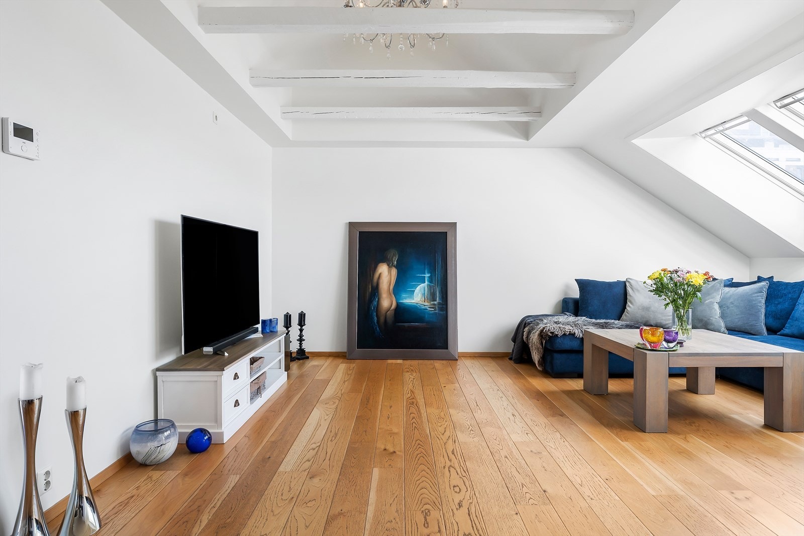 Stuen har en god størrelse som bidrar til en luftig og innbydende atmosfære. Galleribilde