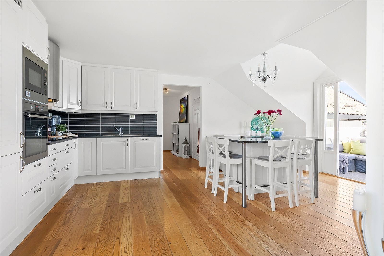 Med en åpen og funksjonell kjøkkenløsning er det enkelt å kombinere matlaging og sosialt samvær. Galleribilde