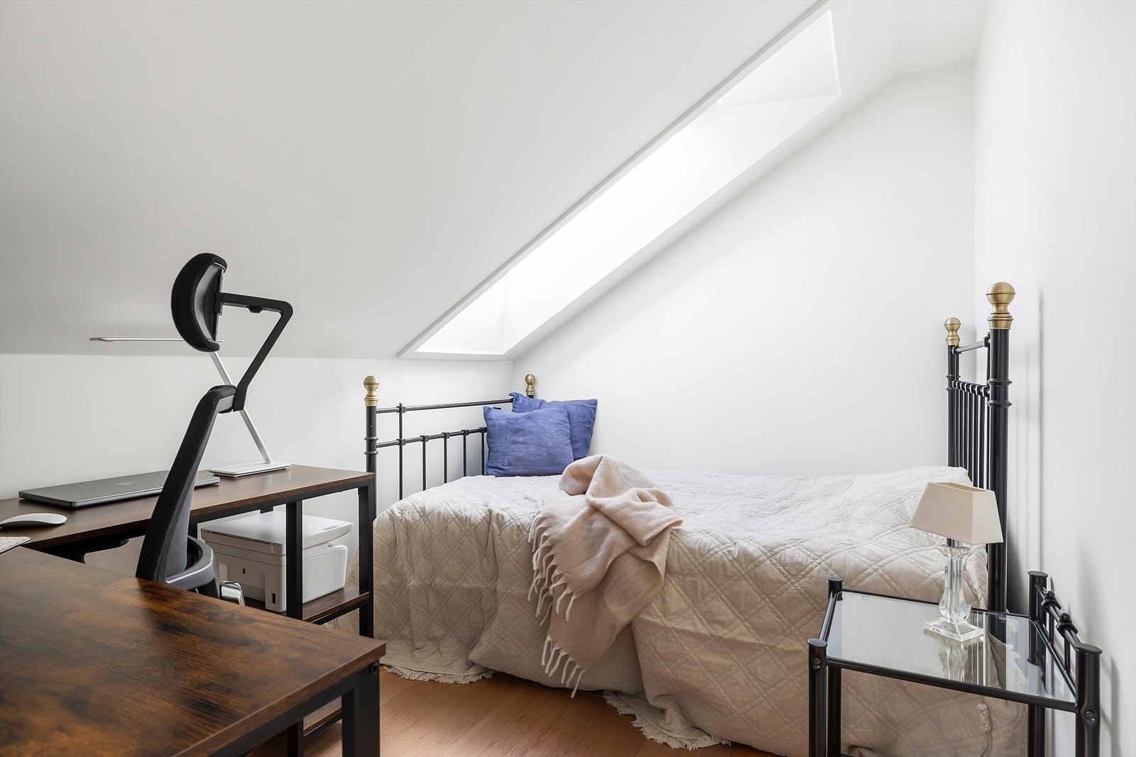 Soveromet/kontor bak kjøkkenet har en stor vindu som slipper mye lys inn! Galleribilde