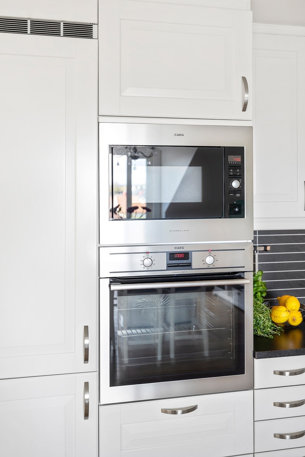 Kjøkkenet er utstyrt med integrert kjøl-/fryseskap, komfyr og mikrobølgeovn fra AEG - alt i god kvalitet og stilrent design. Galleribilde