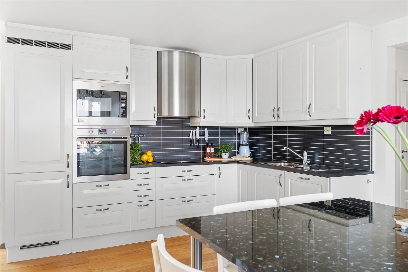 Sigdal kjøkkeninnredning med profilert fronter og benkeplate i høytrykkslaminat. Kjøkkenøy med benkeplate av larvikitt fra 2014/15. Galleribilde