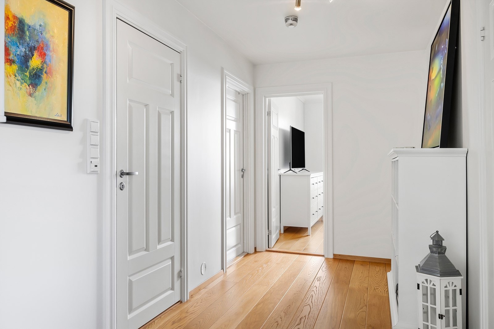 Fra hallen har du adkomst til to soverom, badet og et praktisk walk-in closet. Galleribilde