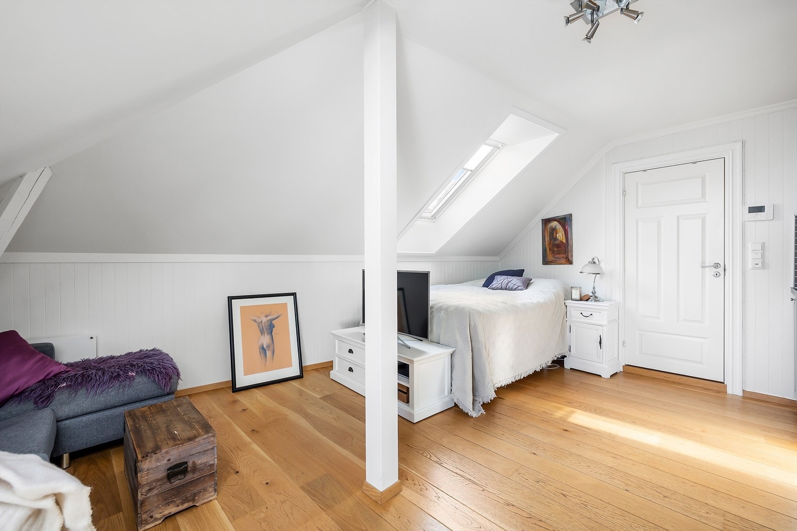 Ved siden av sengen har du døren til badet for hybelen/soverommet. Galleribilde