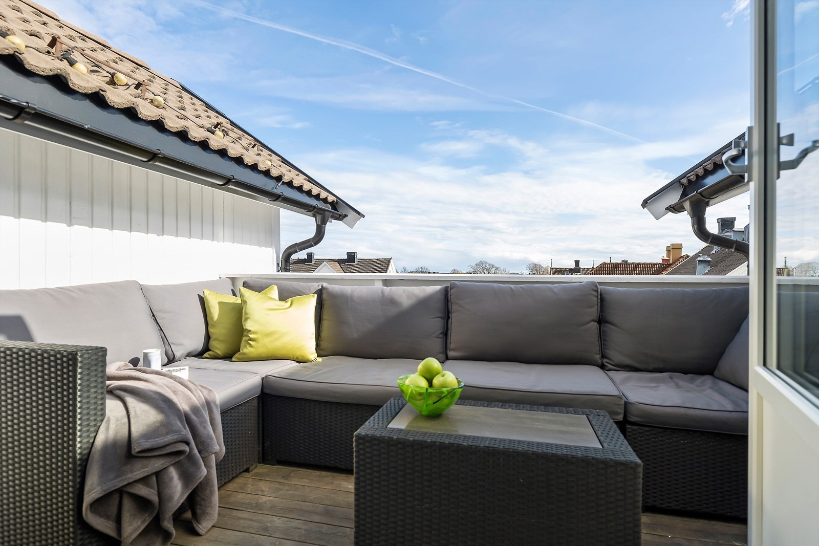 Balkongen har plass til en sittegruppe, og her er det koselig å kunne nyte en kopp kaffe i ro og fred. Galleribilde