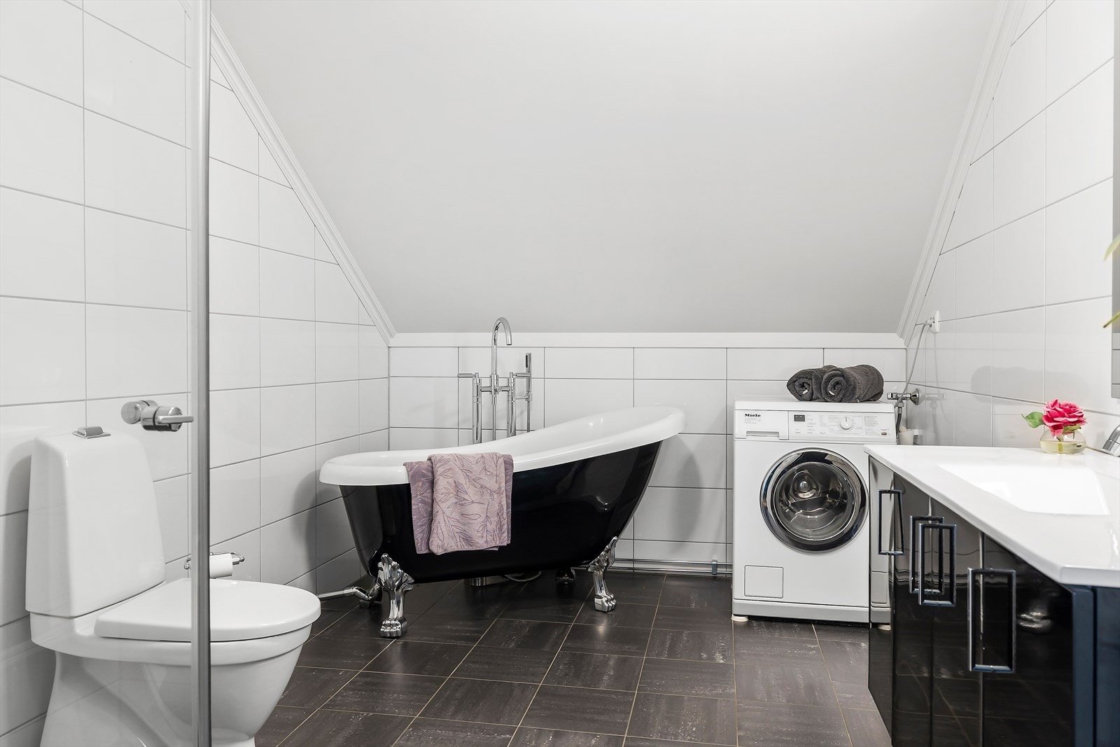 Lekkert bad fra 2012, med badekar installert i 2014/15. Badet er flislagt på både vegger og gulv, med elektriske varmekabler og opplegg for vaskemaskin. Galleribilde