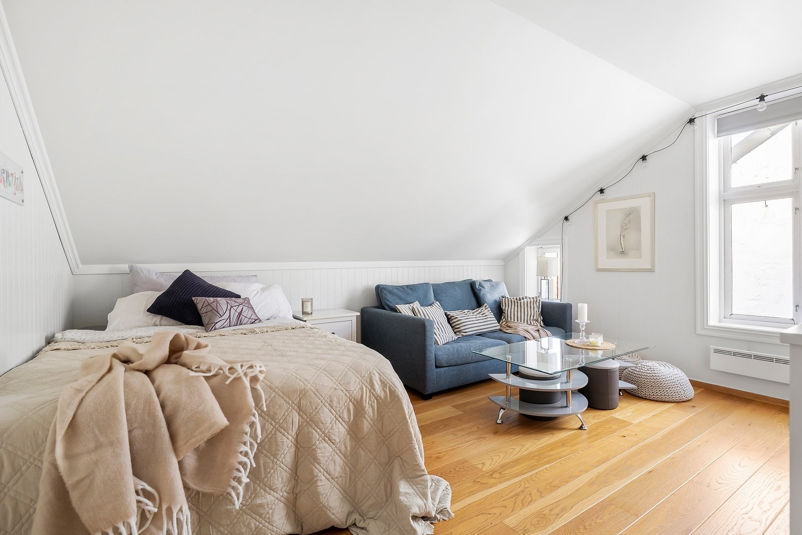 Stort soverom med plass for seng og liten stue. Galleribilde