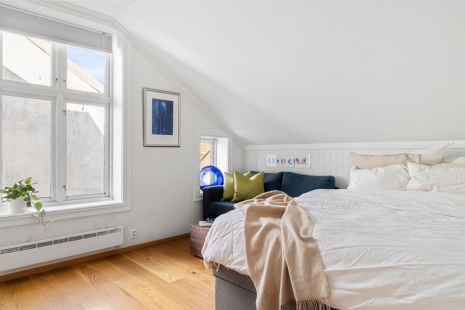 Soverom 2 med plass for stor seng og flere møbler. Galleribilde