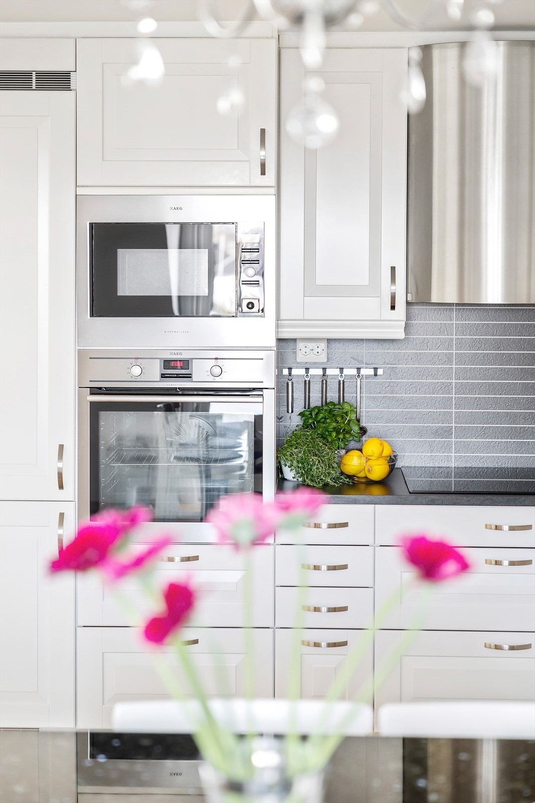 Et stilig og moderne kjøkken med gjennomtenkte detaljer og god funksjonalitet. Galleribilde