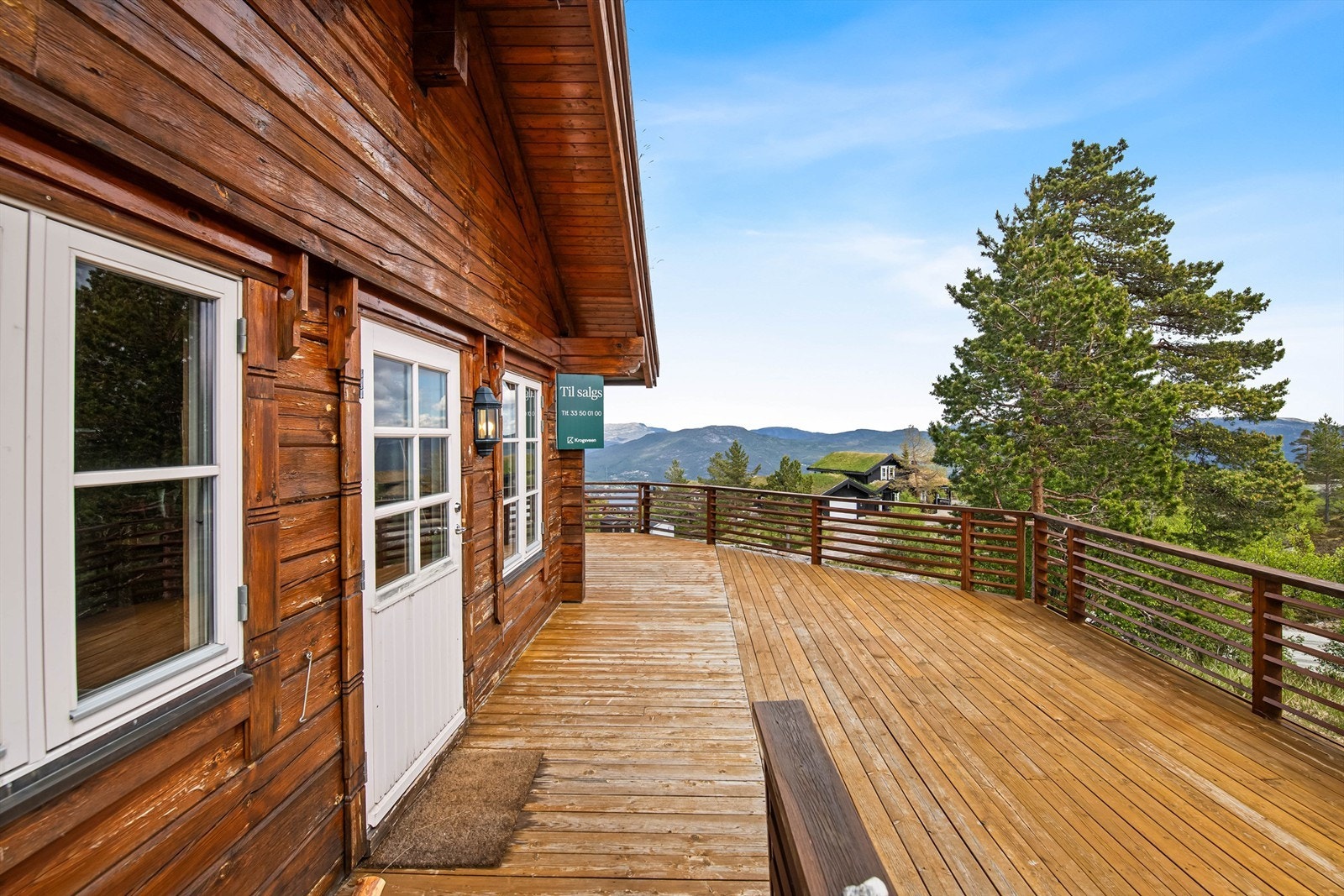 Fra kjøkken/stue har man utgang til stor terrasse med utsikt og sol Galleribilde