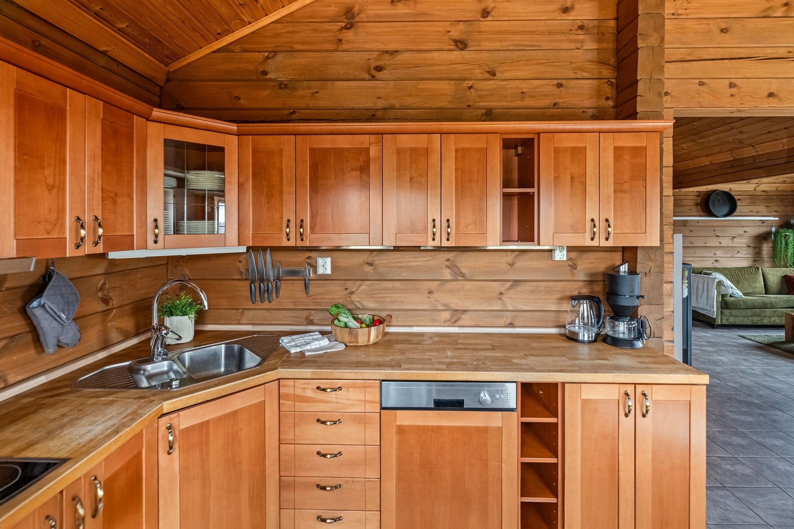 Delvis åpen løsning til stuen og høy himling Galleribilde