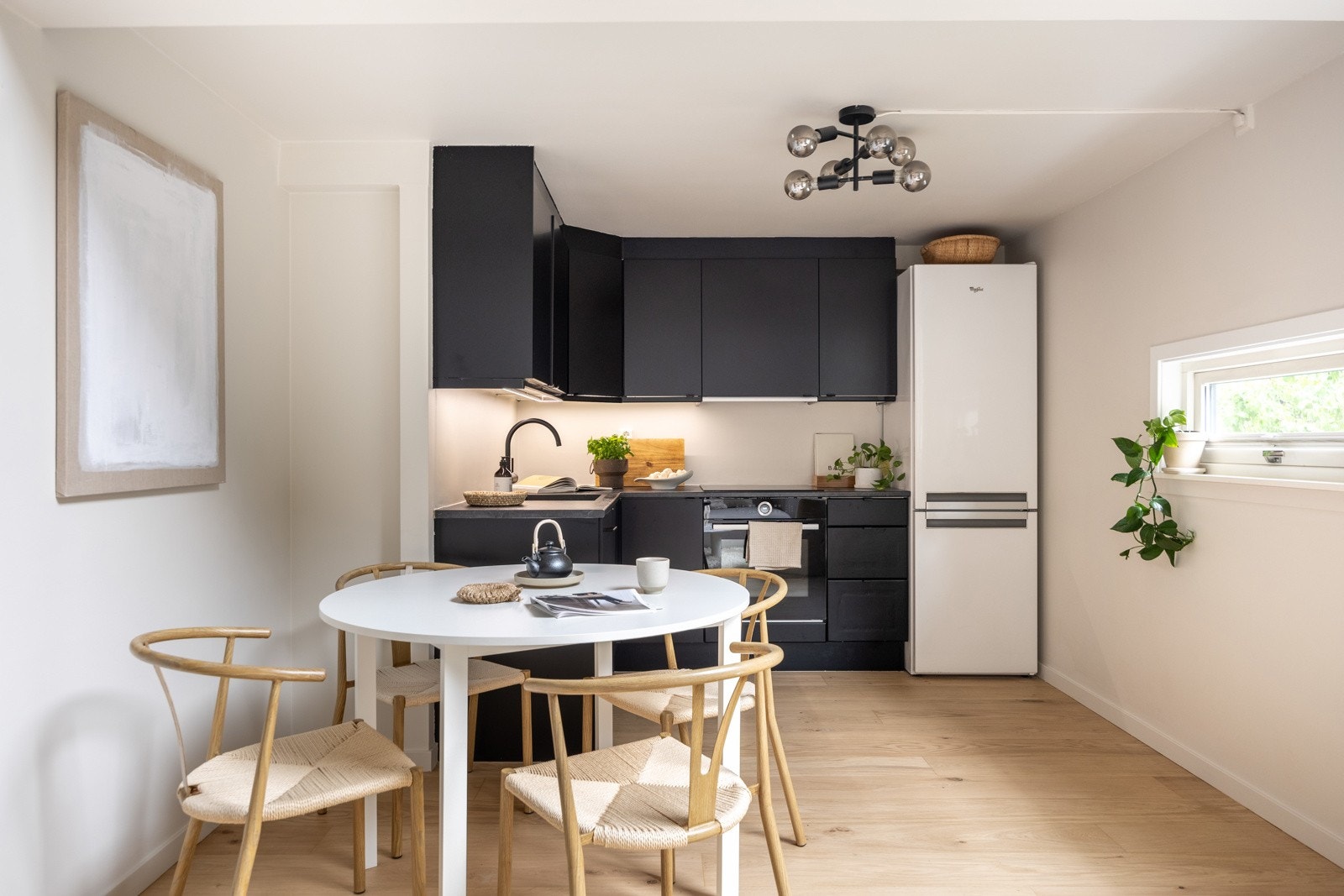 Videre har leiligheten et delikat kjøkken fra 2022. Galleribilde