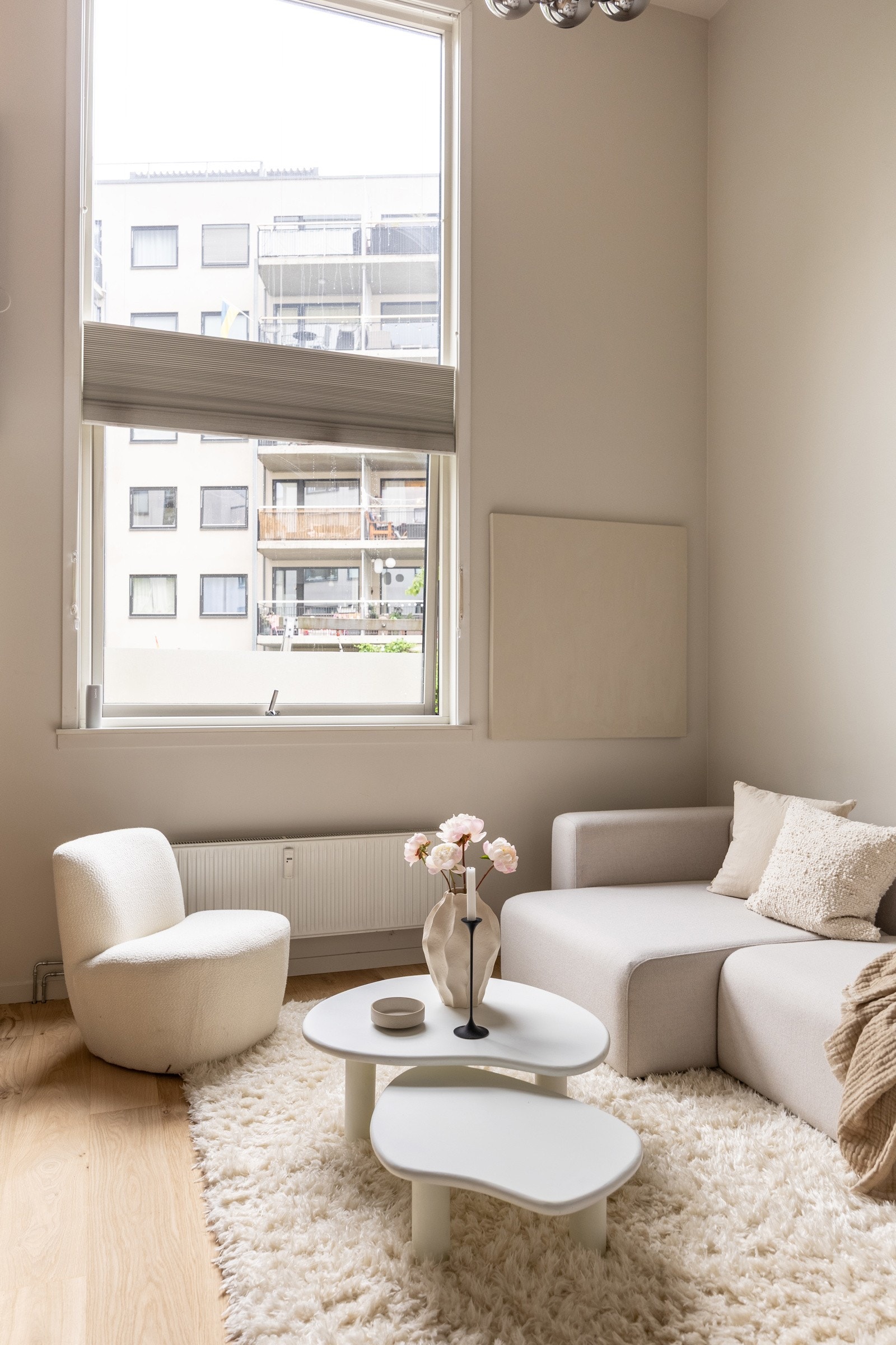 Store vindusflater slipper inn rikelig med naturlig lys. Galleribilde