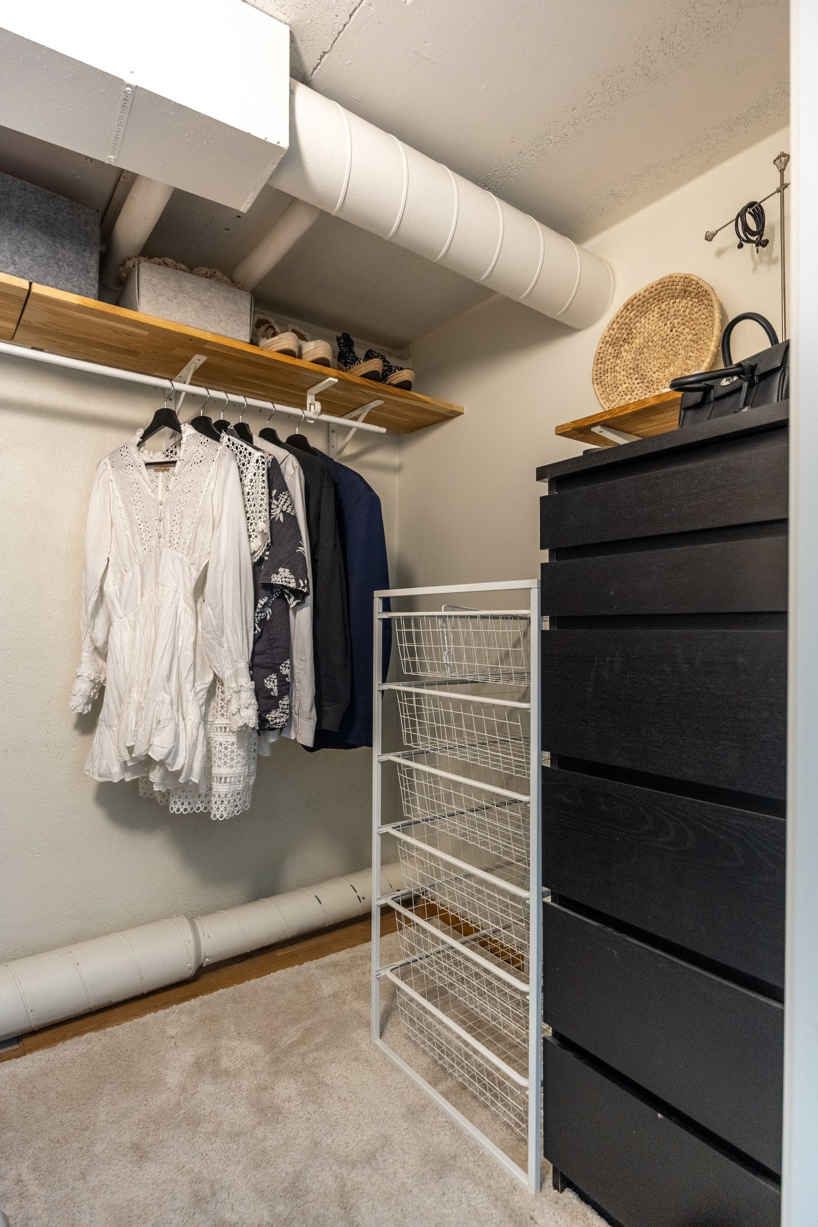 Walk-in garderobe med plass for klær og annet tilbehør. Galleribilde