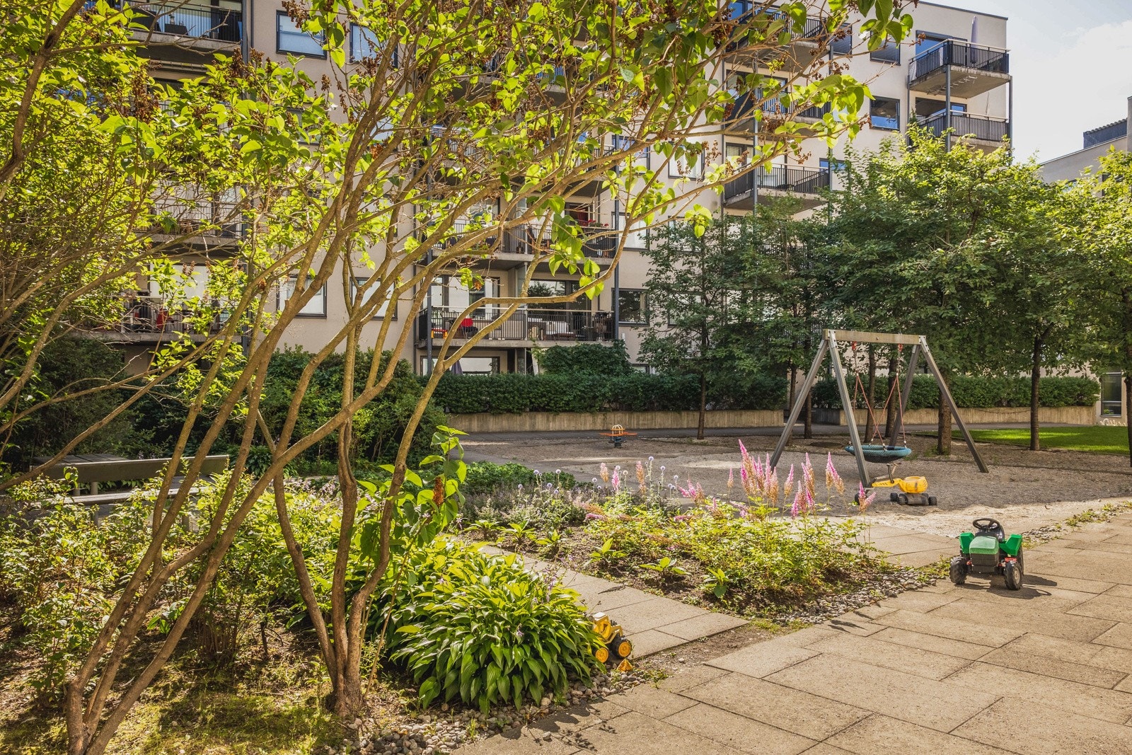 Hyggelig, grønn bakgård rett utenfor leiligheten. Galleribilde