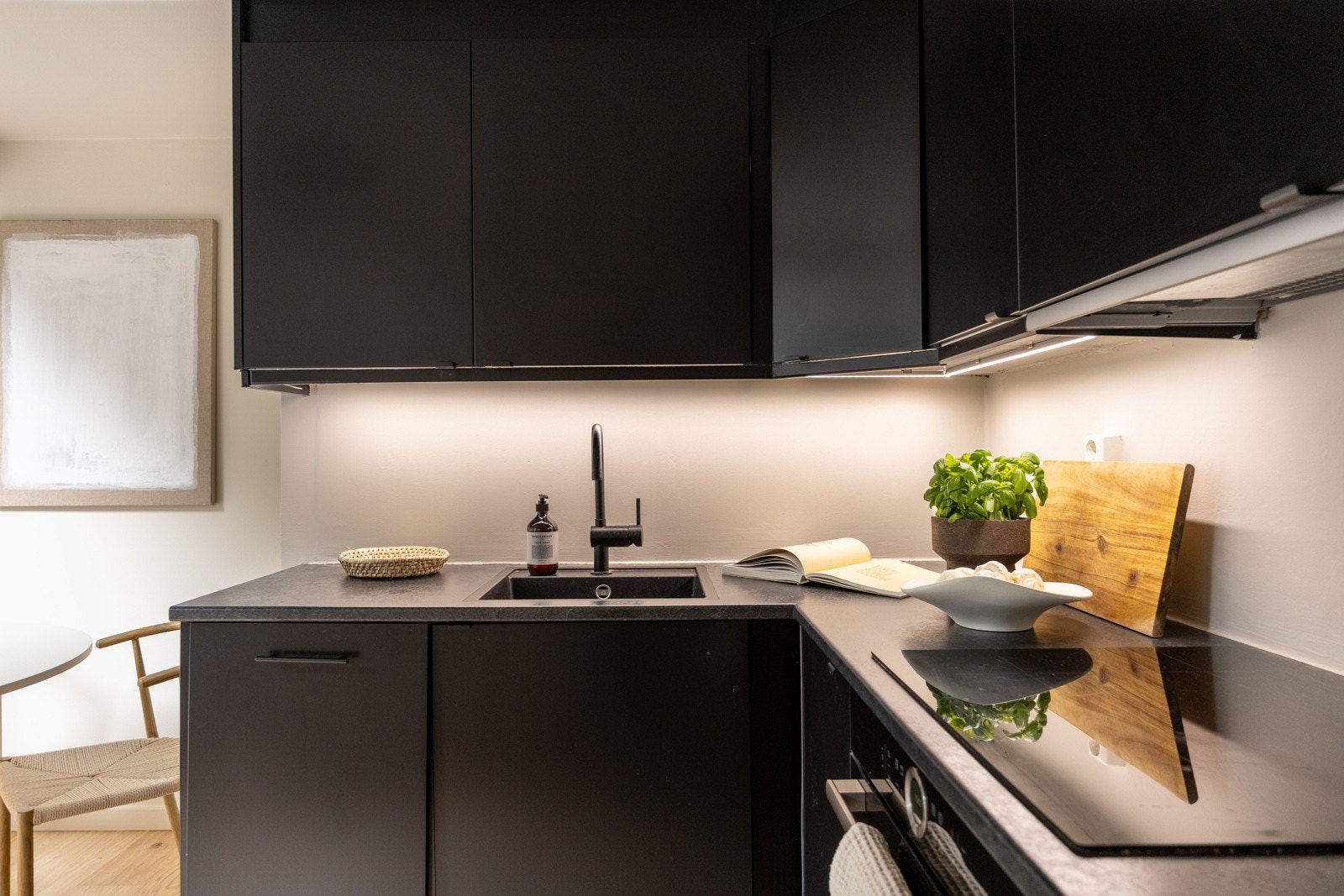 Kjøkkenet har en god kombinasjon av skap- og benkeplass for oppbevaring og matlaging. Galleribilde