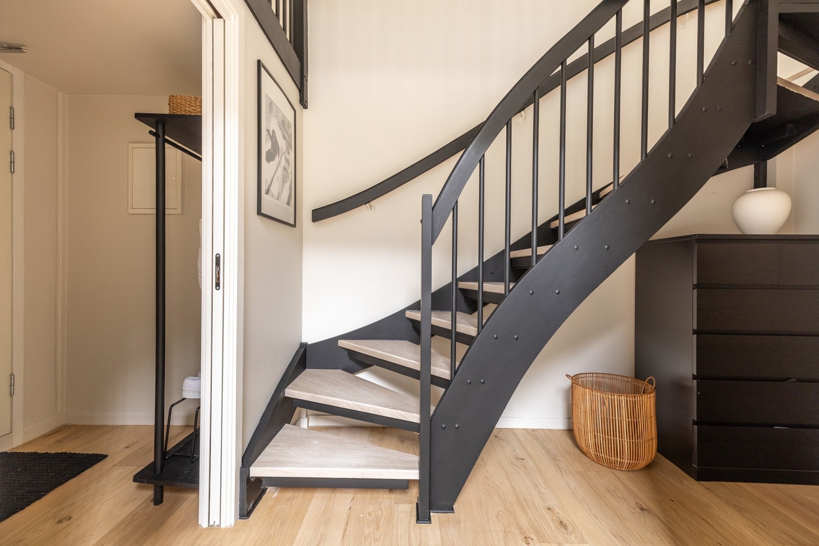 Trappen binder etasjene sømløst sammen. Galleribilde